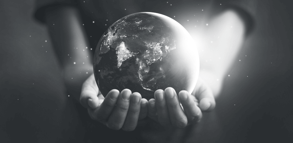 numerique responsable mains tenant globe terrestre