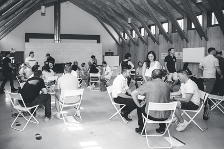 Atelier avec les collaborateurs en groupe, assis autour d'une table