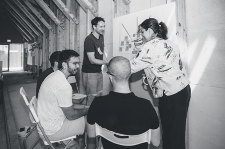 Les collaborateurs devant un tableau