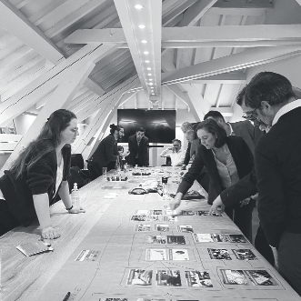 Personnes autour d'une table pour la Sensibilisation par la fresque du numérique